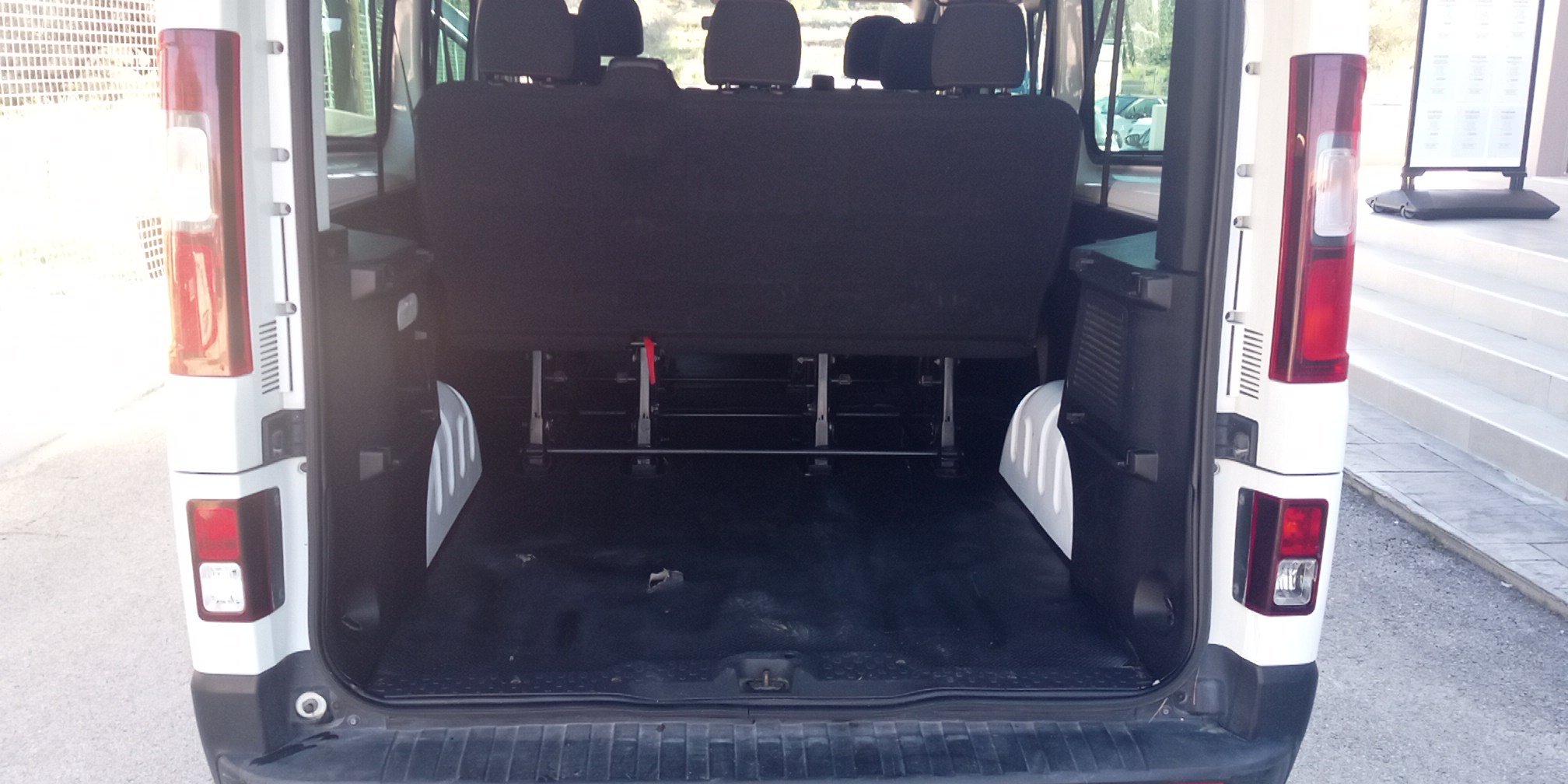 Renault Trafic Minivan 9 seater 1.6 Diesel 